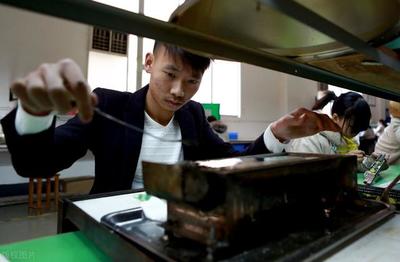 勞務(wù)派遣亂象侵襲校園 職校中介聯(lián)合操縱學(xué)生工，用工市場(chǎng)信任危機(jī)加劇